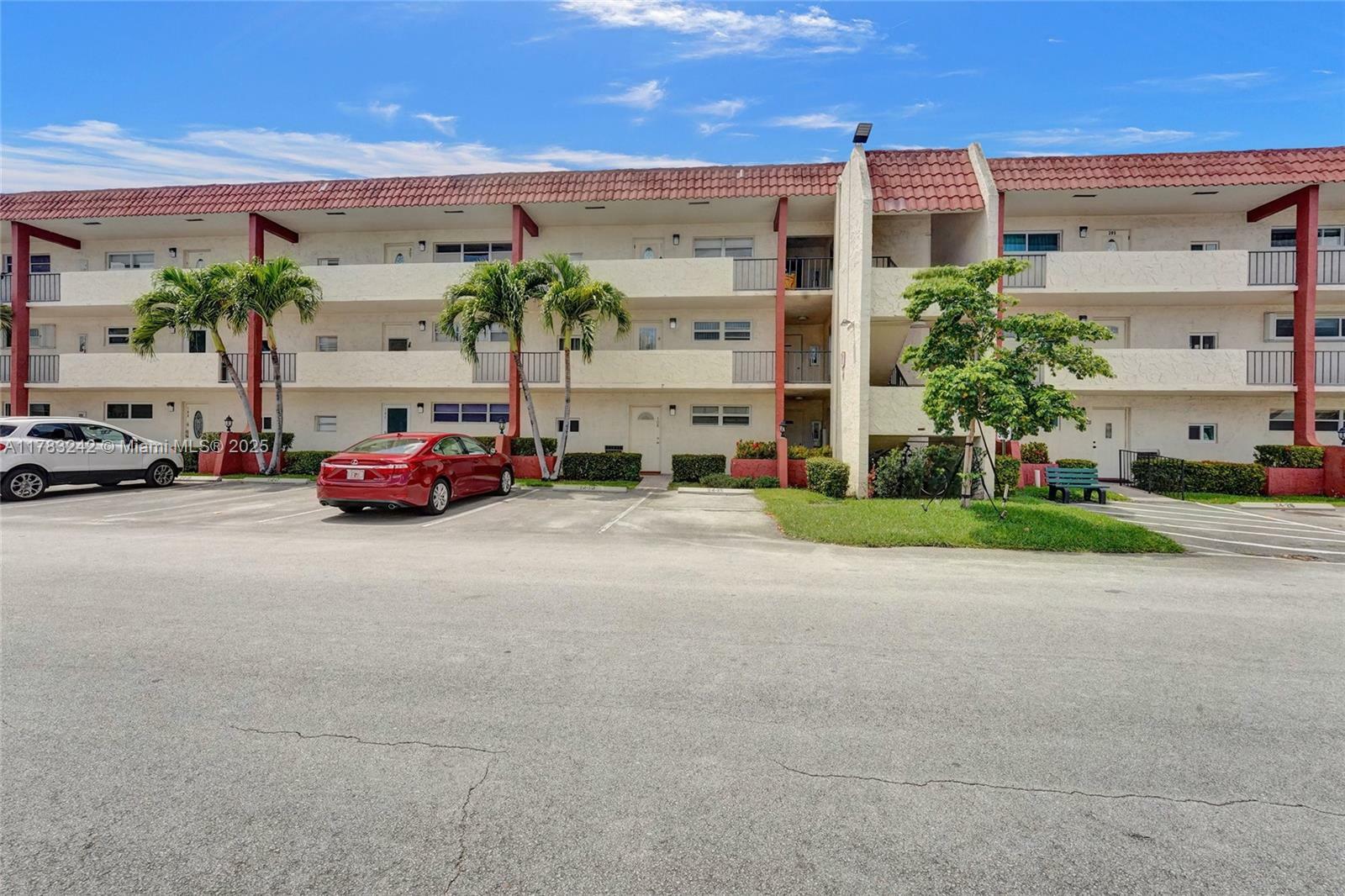 Property Photo: 811 S Hollybrook Dr 207 FL 33025