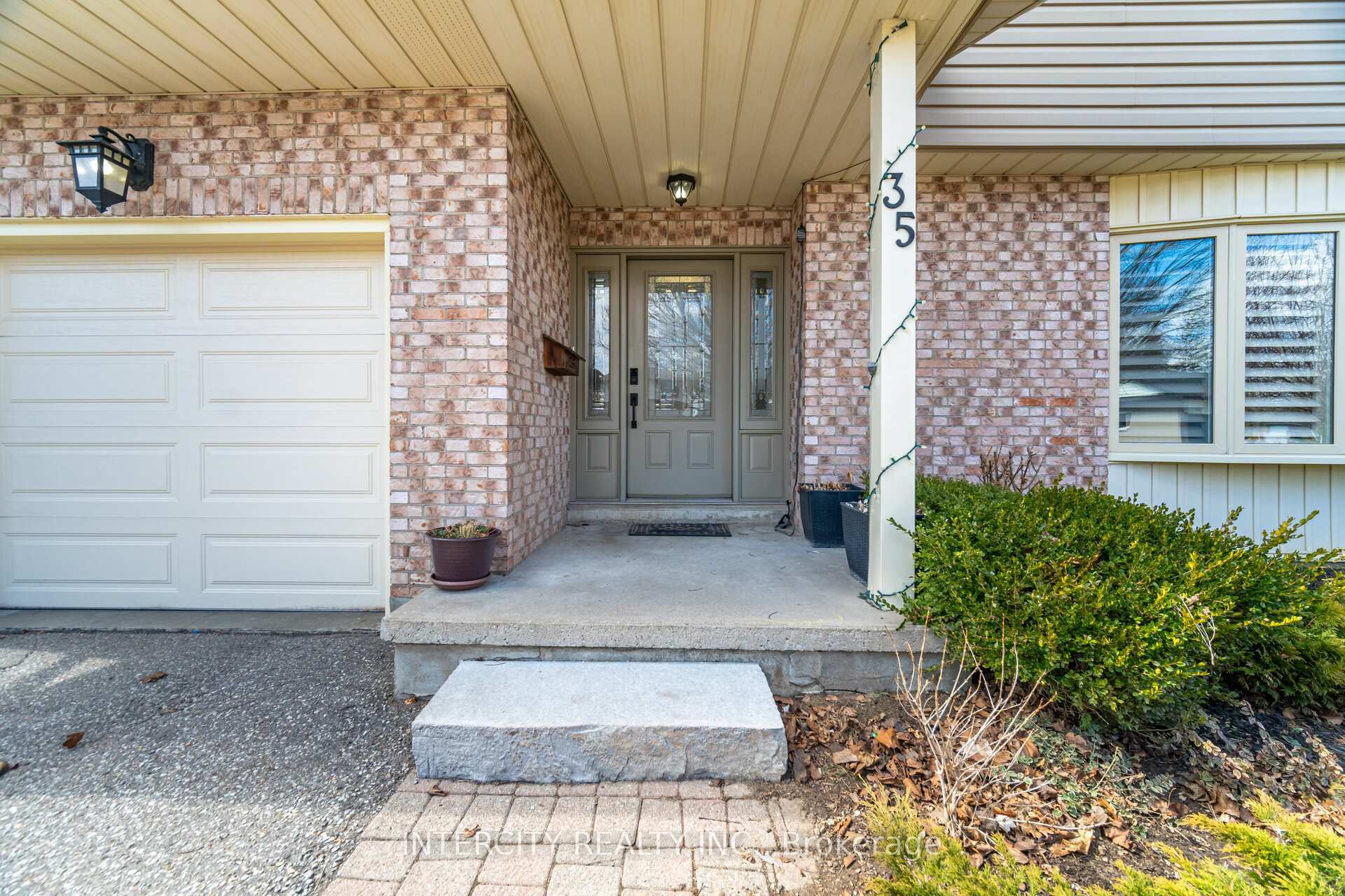 Property Photo: 35 Lower Canada Crescent ON N2P 1E9