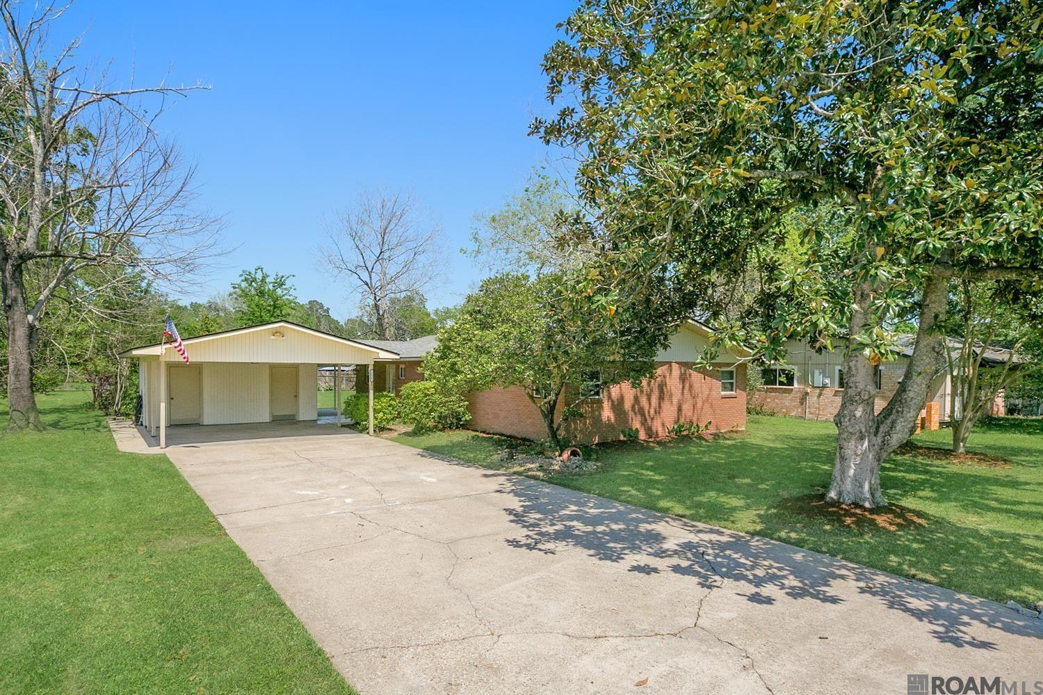 Property Photo:  10045 Devonshire Dr  LA 70809 