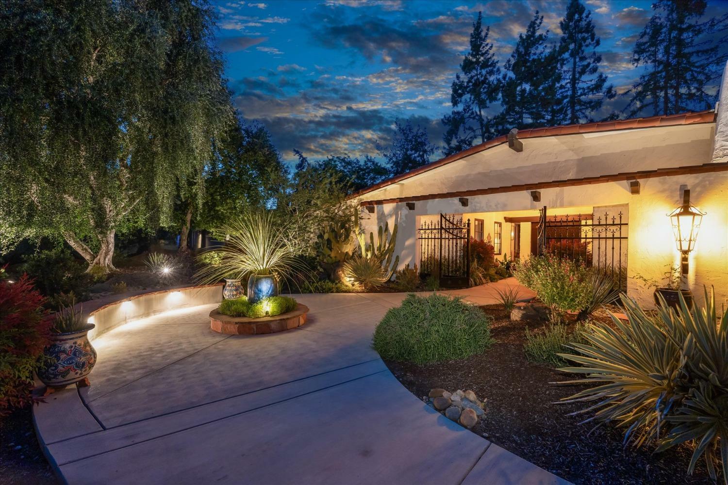 Property Photo:  2552 W San Jose Avenue  CA 93711 