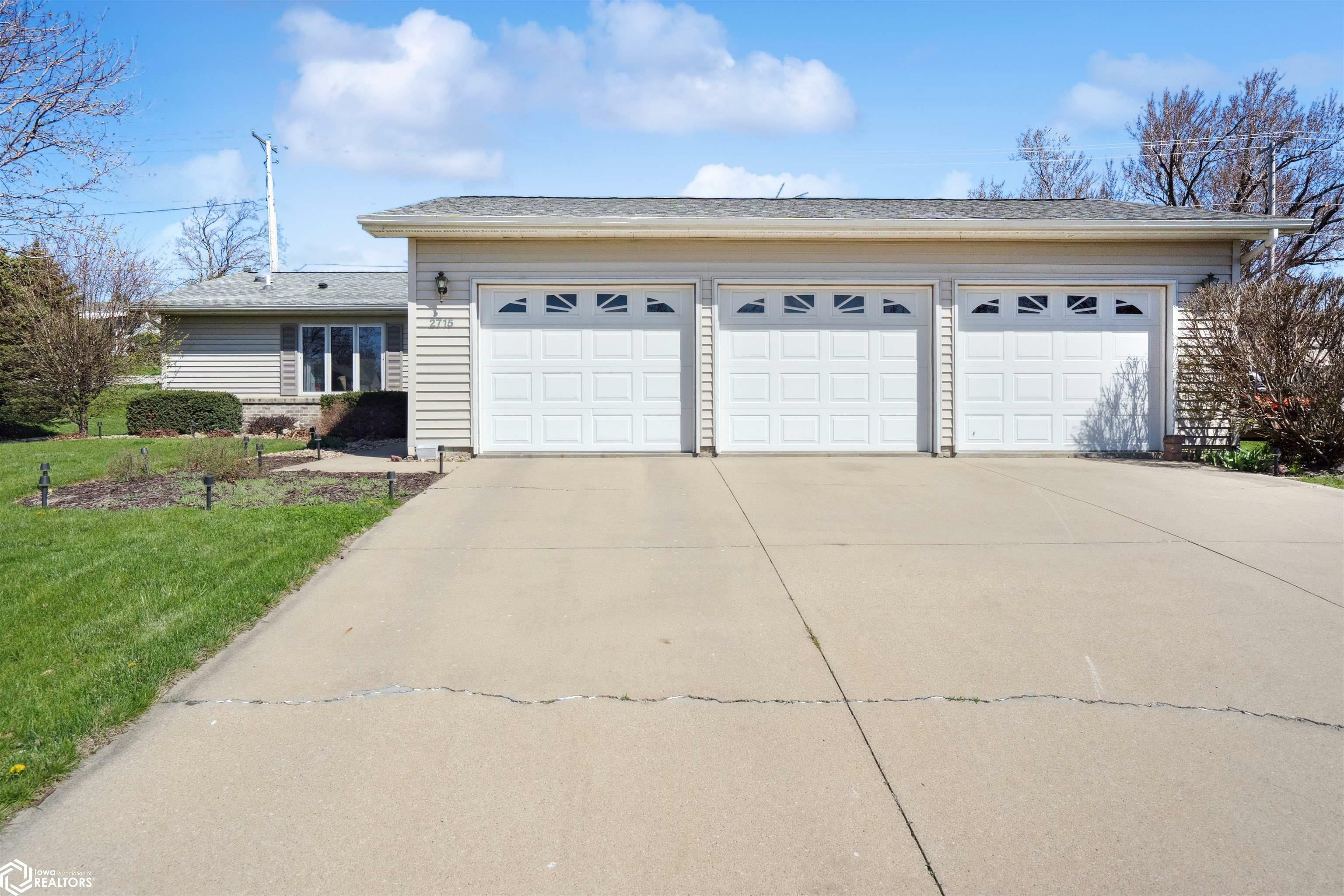 Property Photo: 2715 Arnold Drive IA 50158