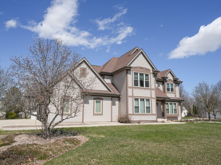 8800 W Marshfield Ct  Franklin WI 53132 photo