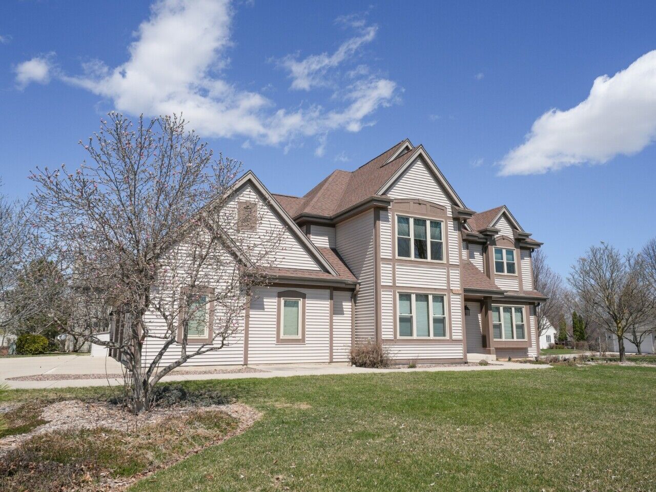 Property Photo: 8800 W Marshfield Ct WI 53132