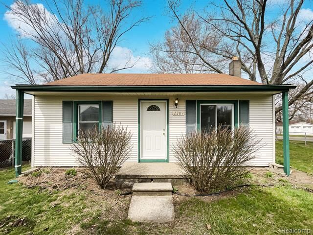 Property Photo:  2289 Collins Avenue  MI 48317 