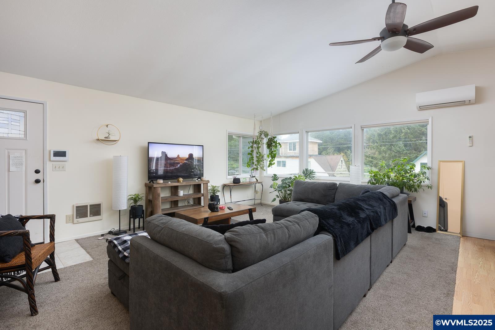 Property Photo: 2950 SW Beach (#A&Ampb) Av OR 97367