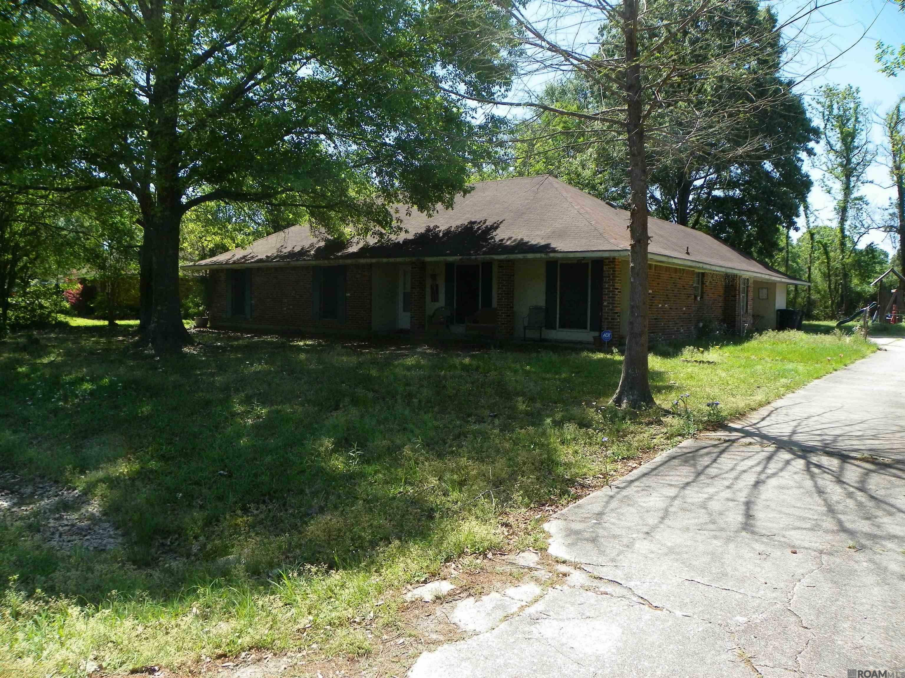 Property Photo: 10525 Carmel Dr LA 70818
