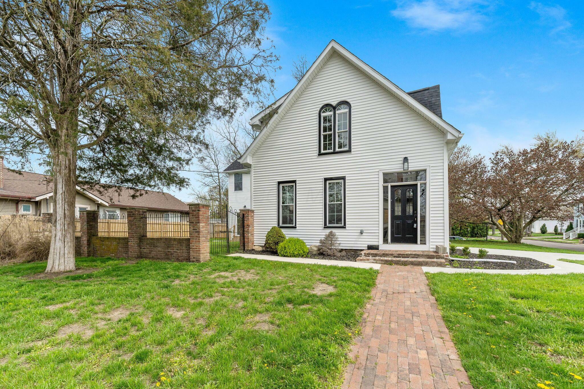 Property Photo: 92 N Vine Street OH 43081