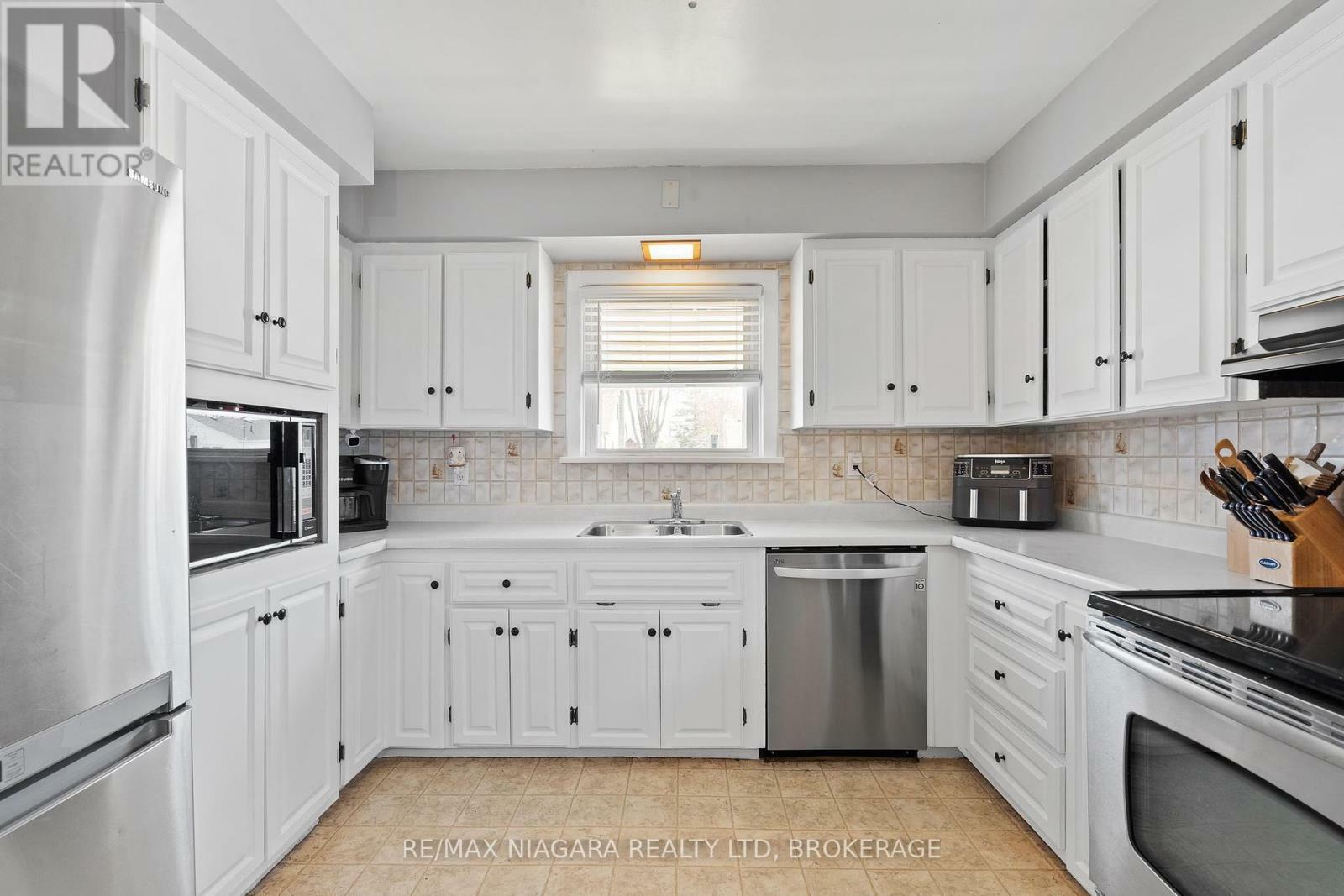 Property Photo: 201 Knoll Street ON L3K 5B4