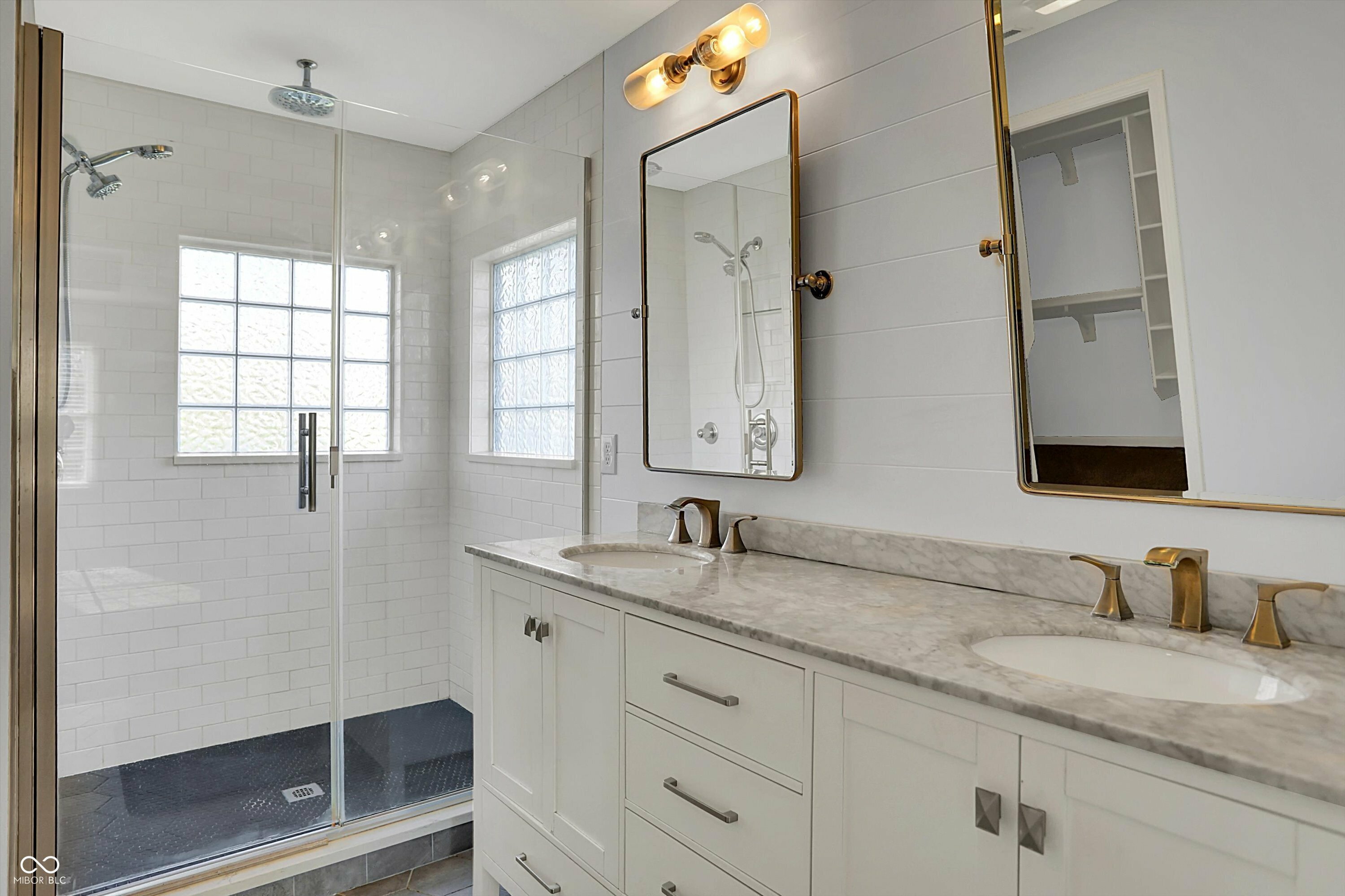 Property Photo: 386 White Oak Lane IN 46142