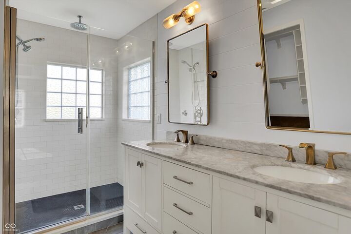 Property Photo: 386 White Oak Lane IN 46142