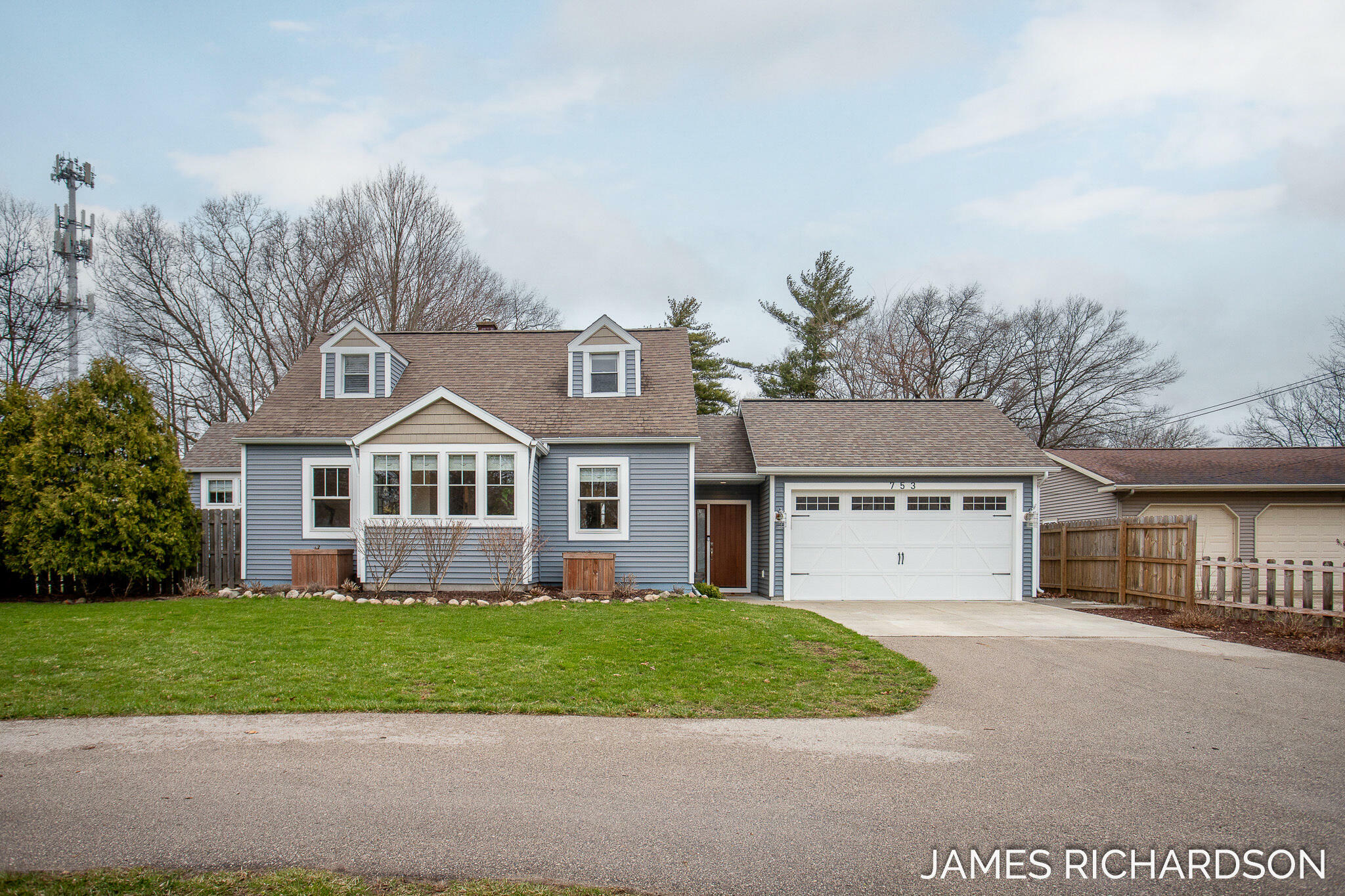 Property Photo: 753 E Savidge Street MI 49456
