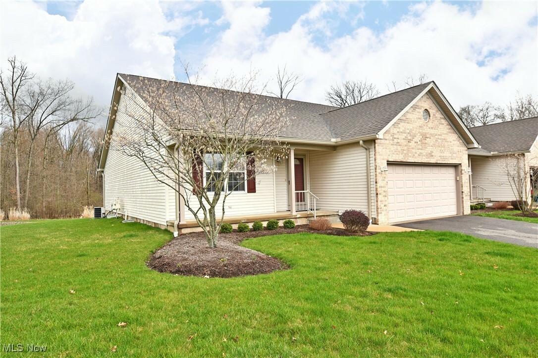 Property Photo: 1045 Villa Place OH 44420