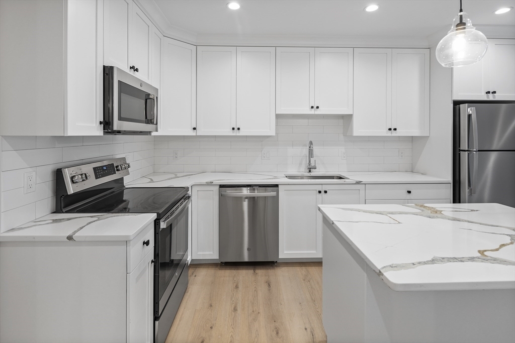 Property Photo: 186 Bedford St 206 MA 02420