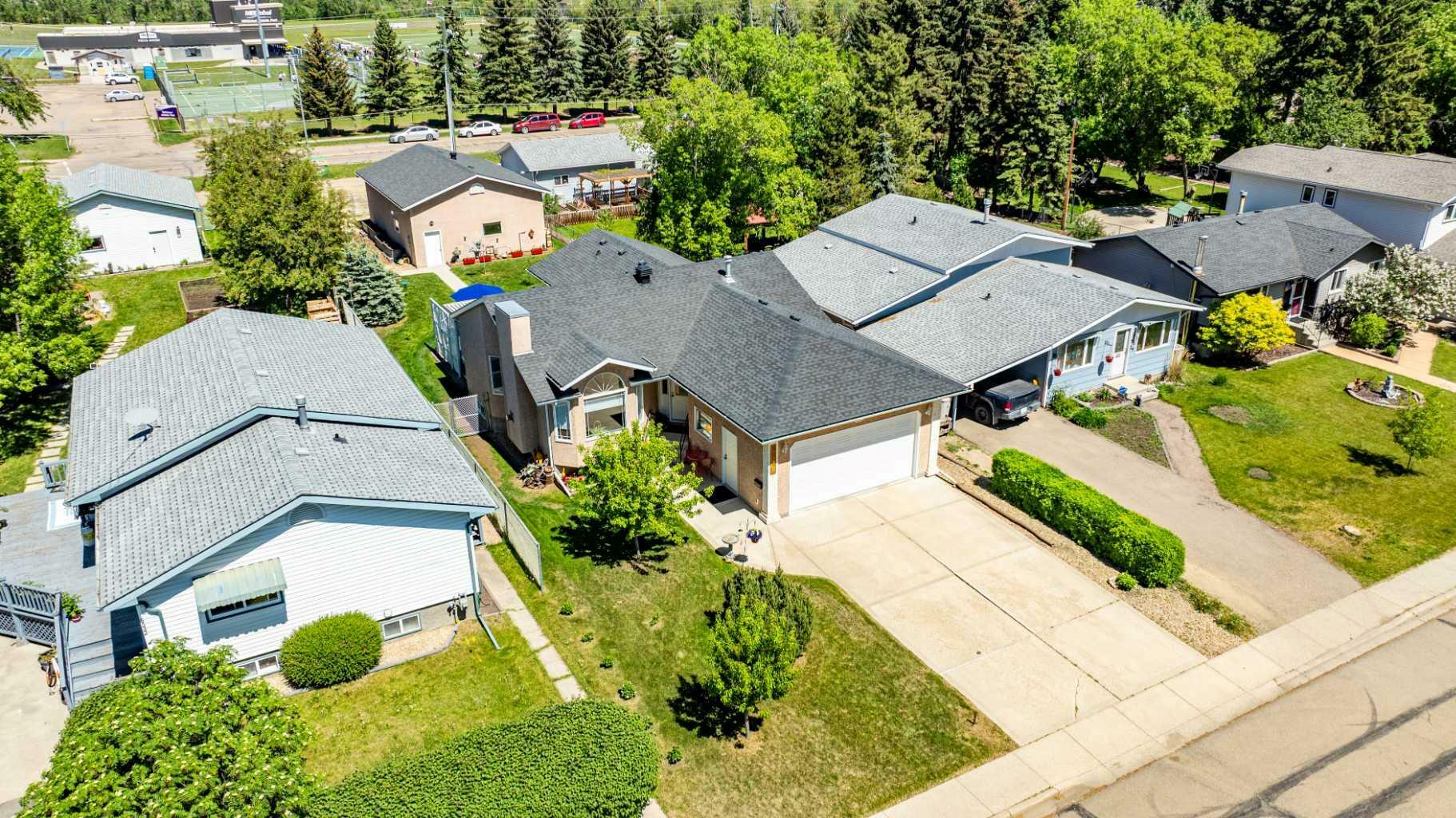 5528 55 Avenue  Lacombe AB T4L 1L9 photo