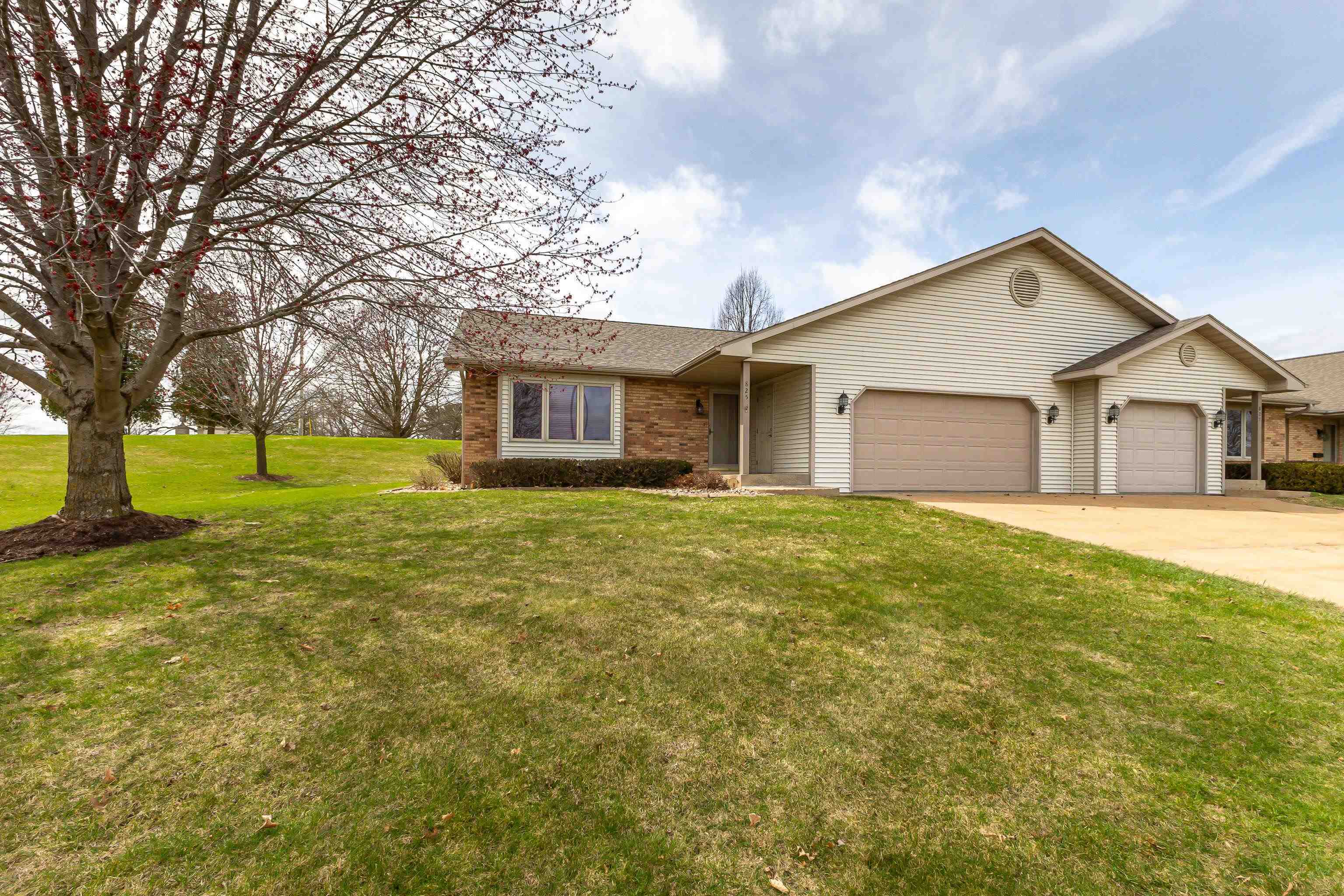 Property Photo: 825 Shadow Bluff Drive IL 61036