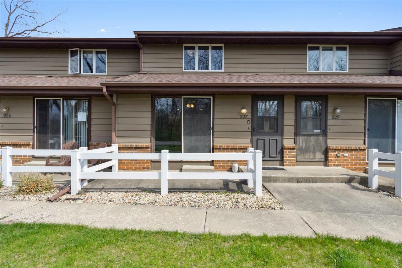 Property Photo:  227 Ba Wood Lane  WI 53545 