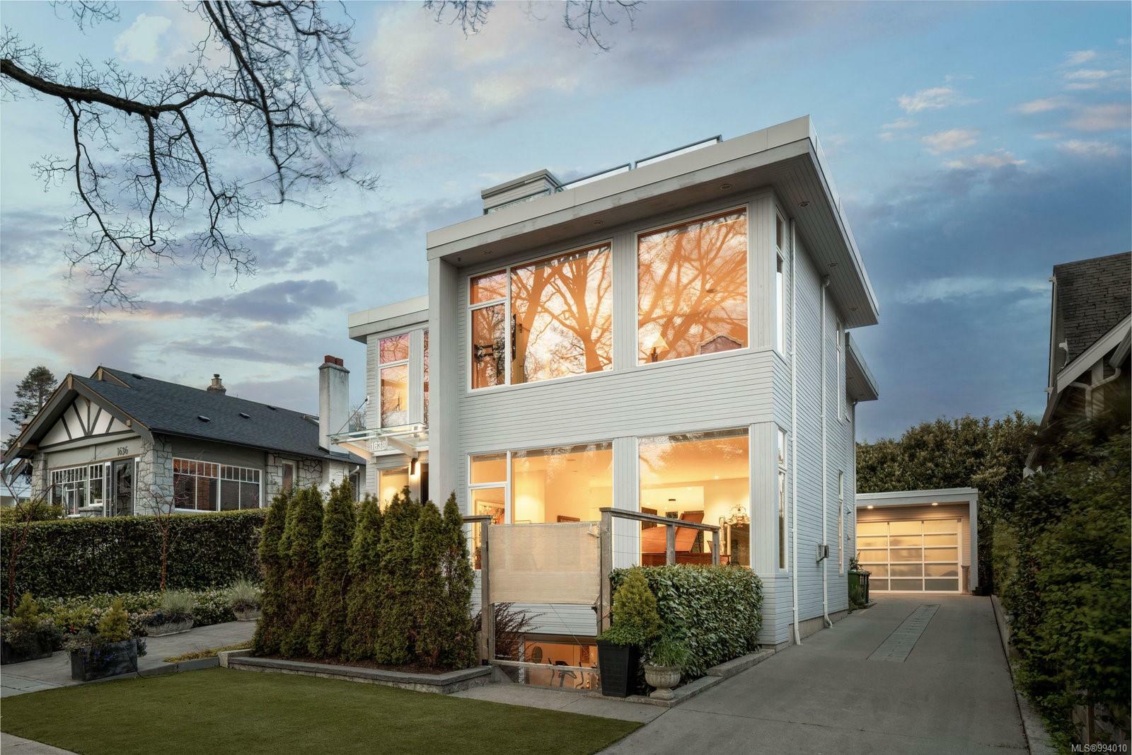 Property Photo: 1638 Hollywood Cres BC V8S 1H9
