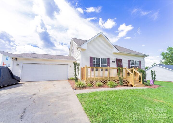 Property Photo:  1556 Berkshire Drive  NC 28658 