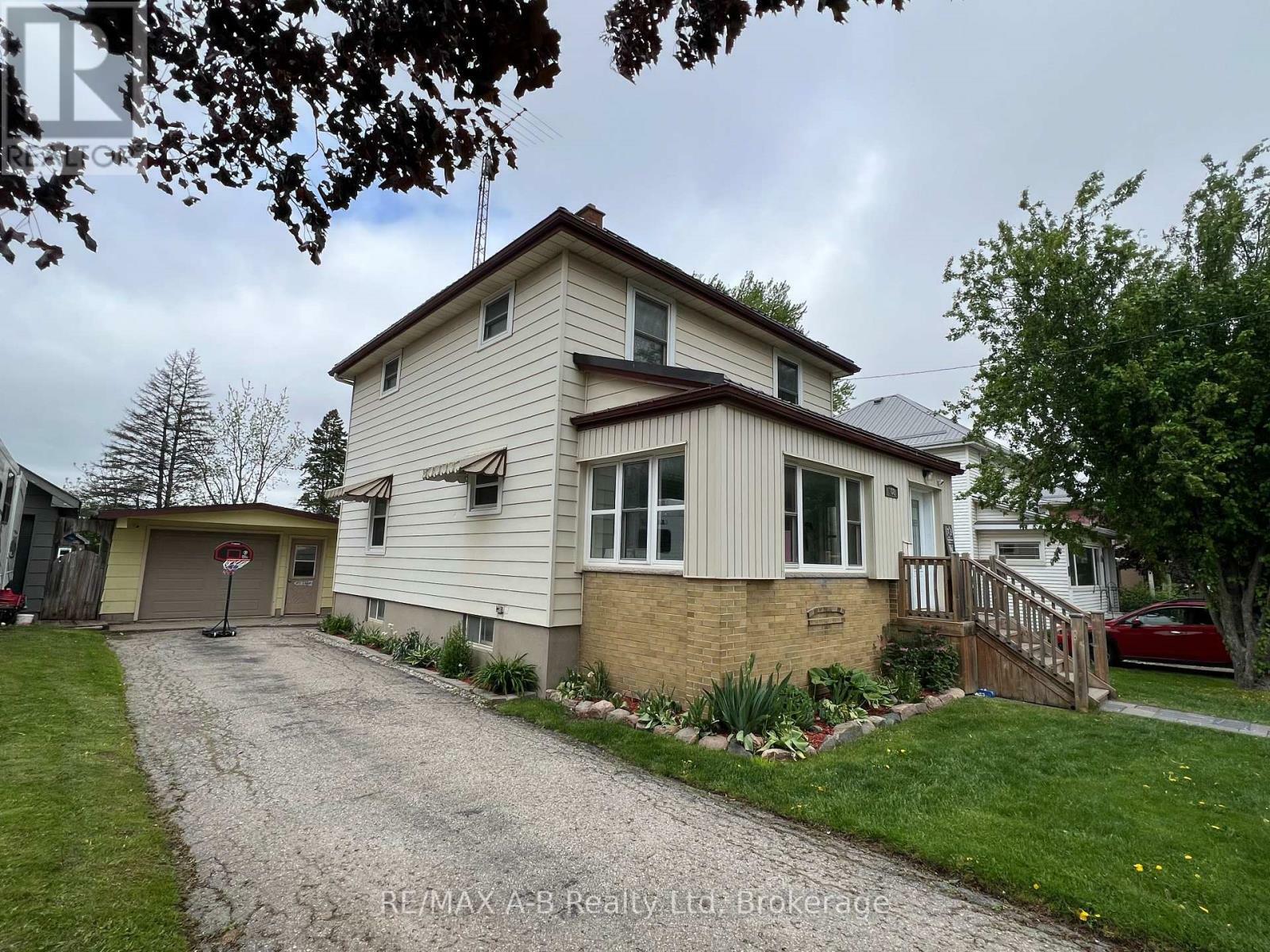 Property Photo:  108 Loveys Street East  ON N0J 1L0 