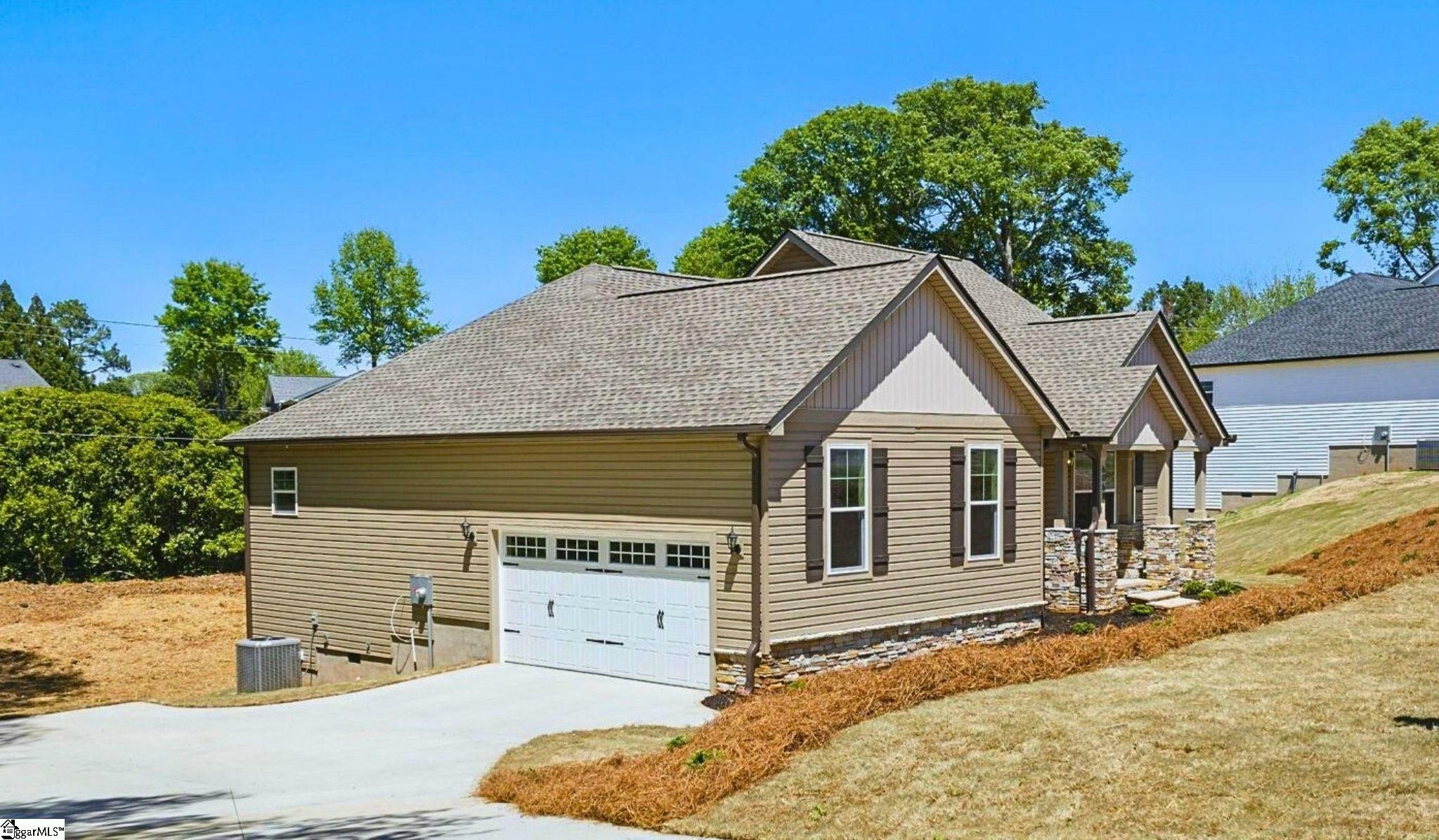 Property Photo: 606B Parkwood Drive SC 29625