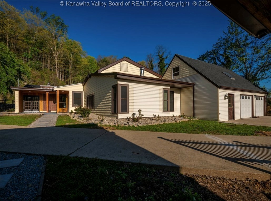 154 Strawberry Road  Saint Albans WV 25177 photo