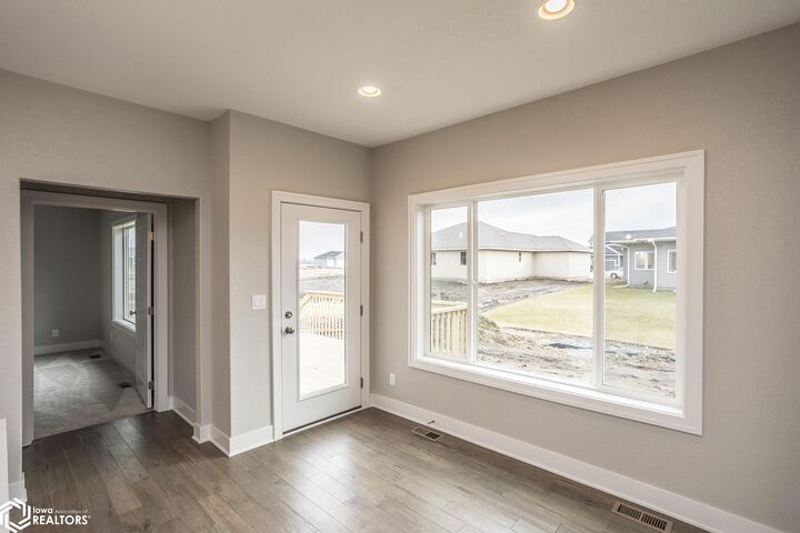 Property Photo: 2602 Knollway Drive IA 50158