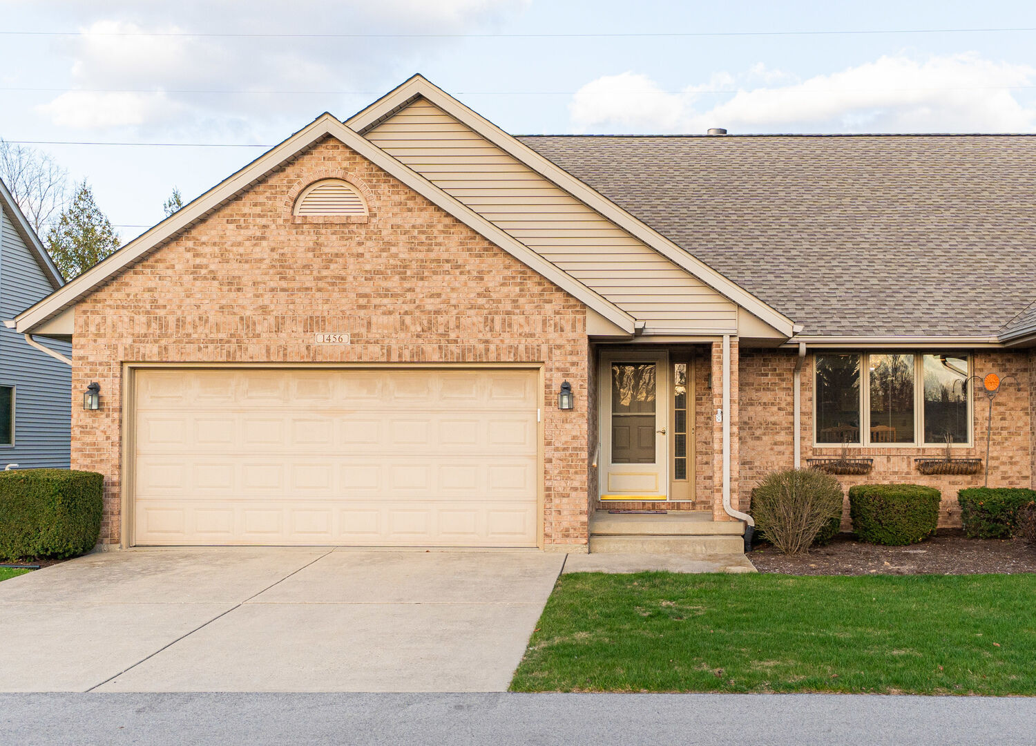 Property Photo: 1456 Adrienne Circle IL 60178