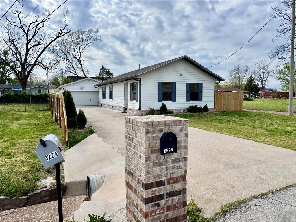 Property Photo: 1222 S 4th Street AR 72756