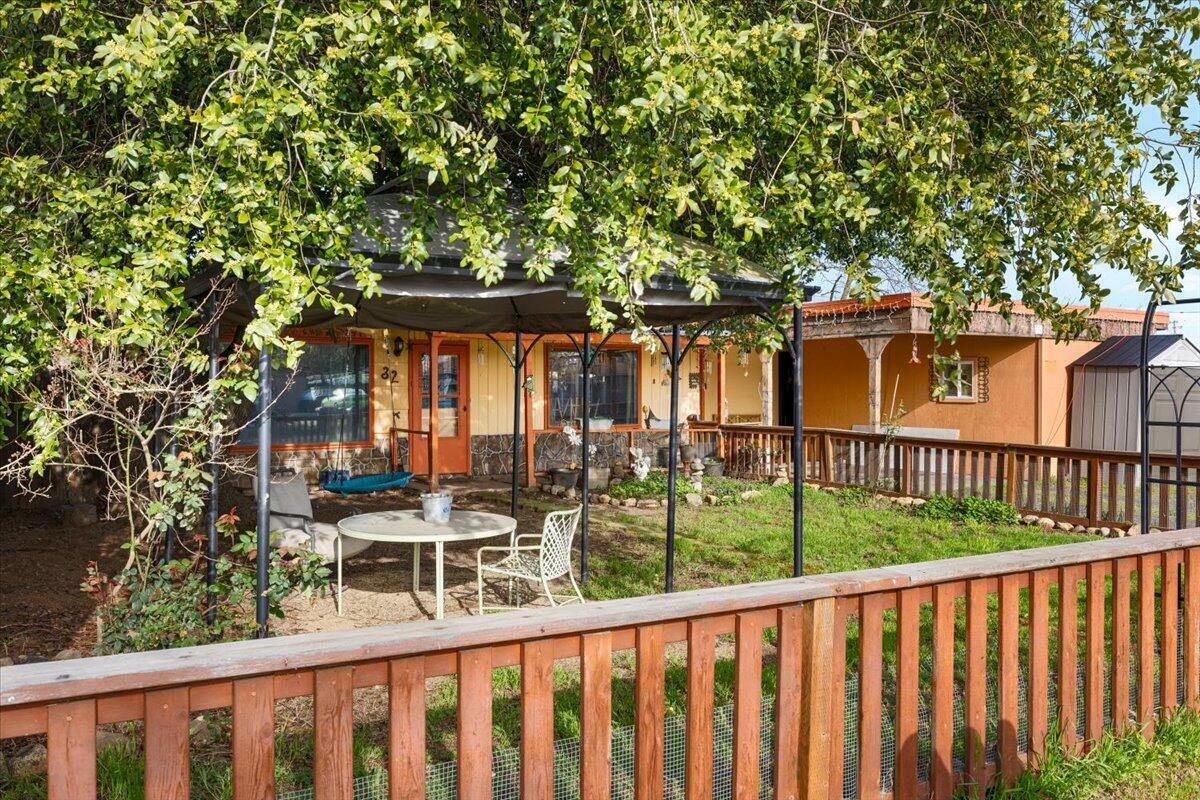 Property Photo: 32 Chestnut Avenue OR 97501