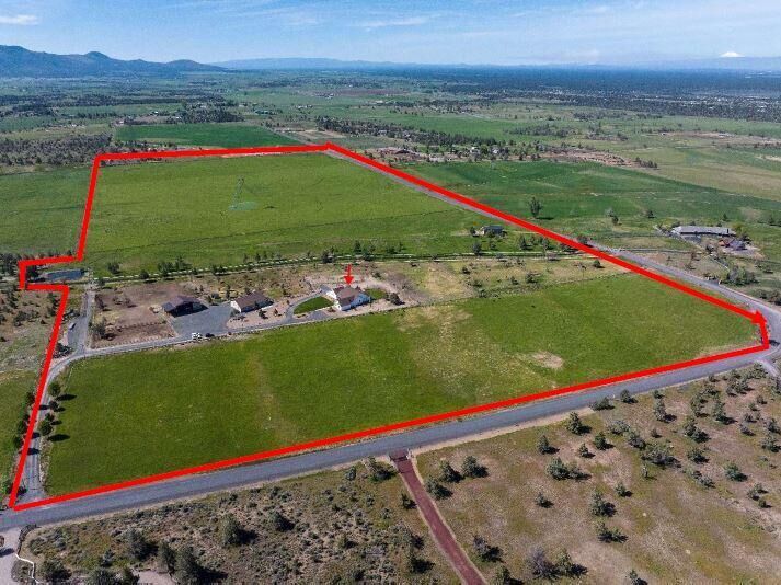 Property Photo: 12512 SW Cornett Loop OR 97753