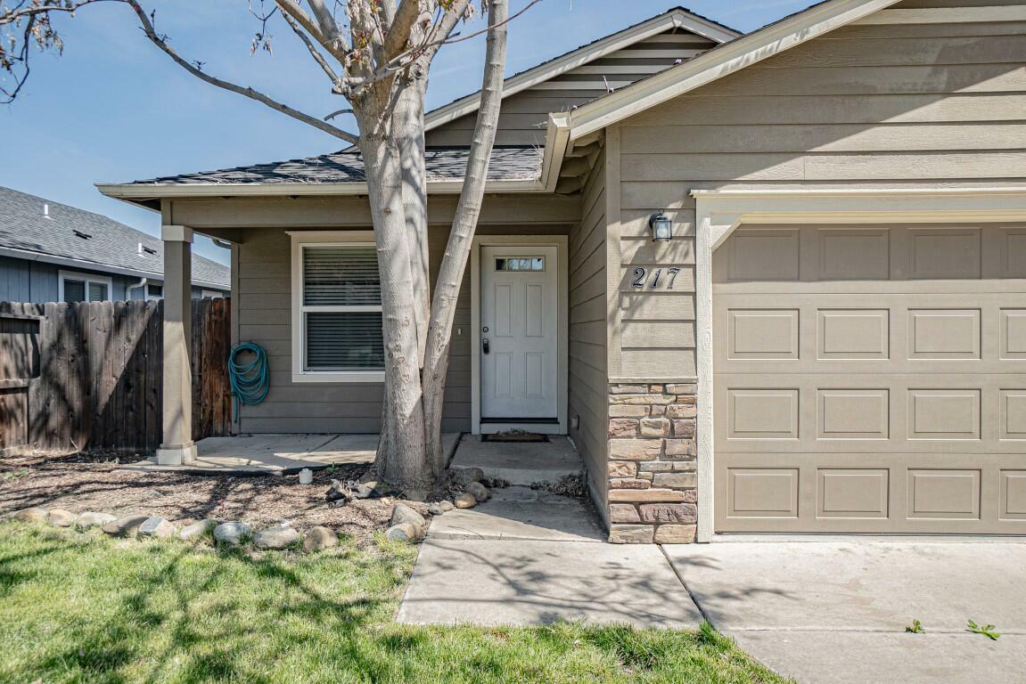 Property Photo: 217 Reanna Way OR 97501