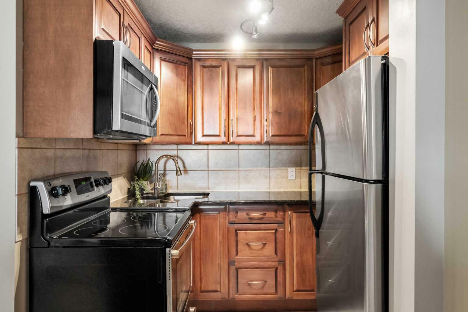 Property Photo: 2010 35 Avenue SW 104 AB T2T 2E1