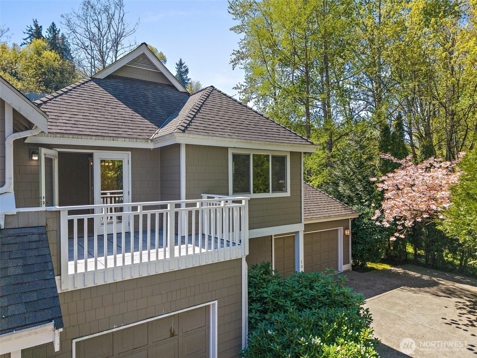 Property Photo: 10001 NE 37th Court 108 WA 98033