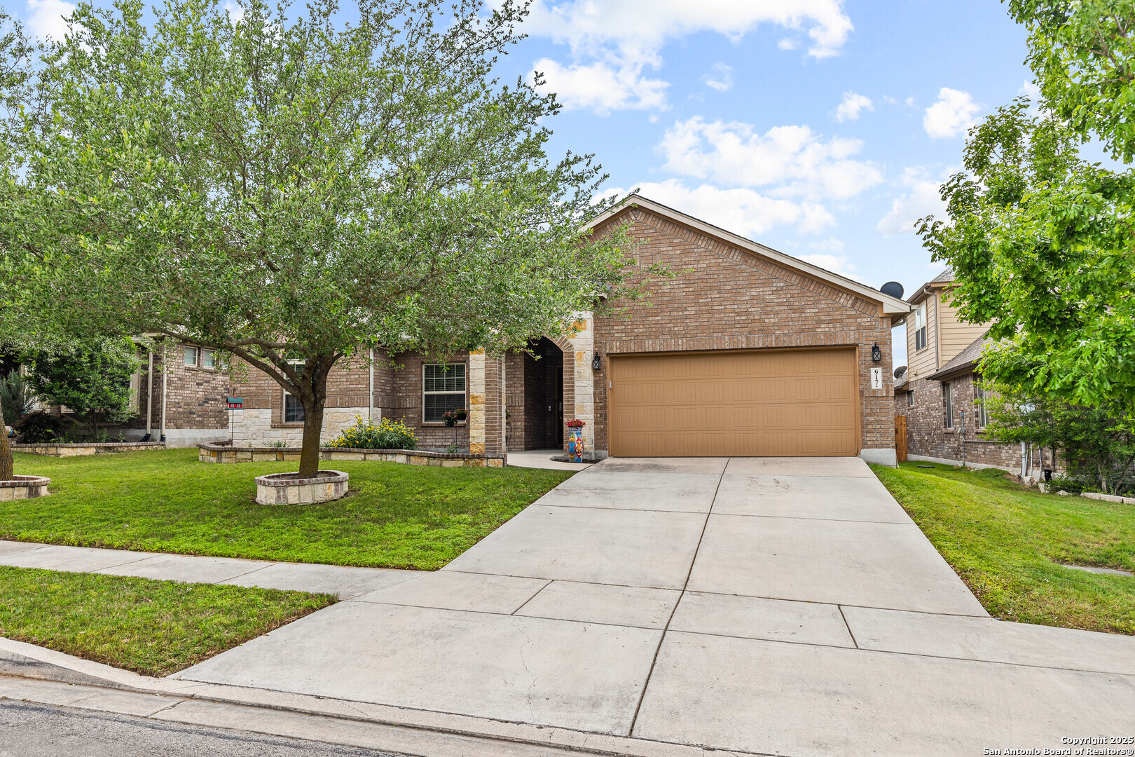 Property Photo: 917 Miraflores TX 78108
