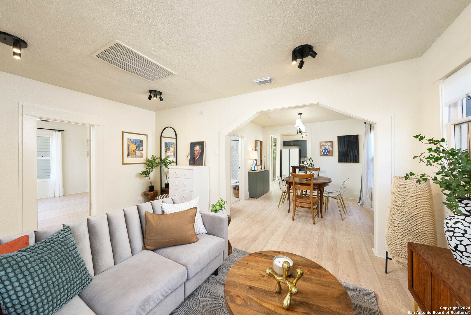 Property Photo: 834 W Mulberry Ave TX 78212