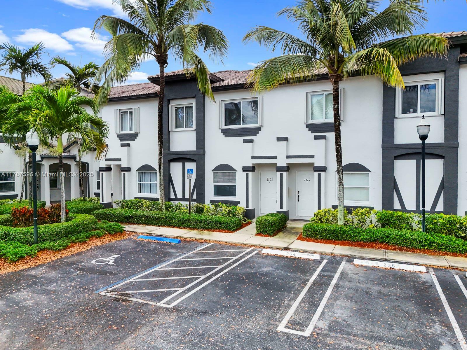 Property Photo: 2308 SE 24th Ave 2308 FL 33035