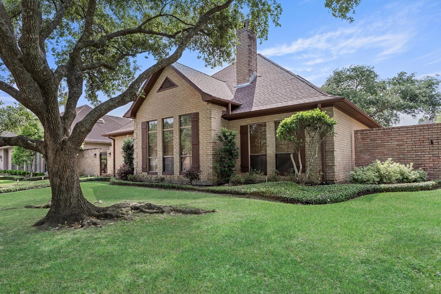 Property Photo: 27 Bellechase Gardens TX 77706