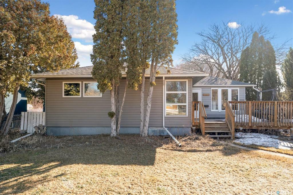 Property Photo: 1629 Cumberland Avenue S SK S7H 2M4
