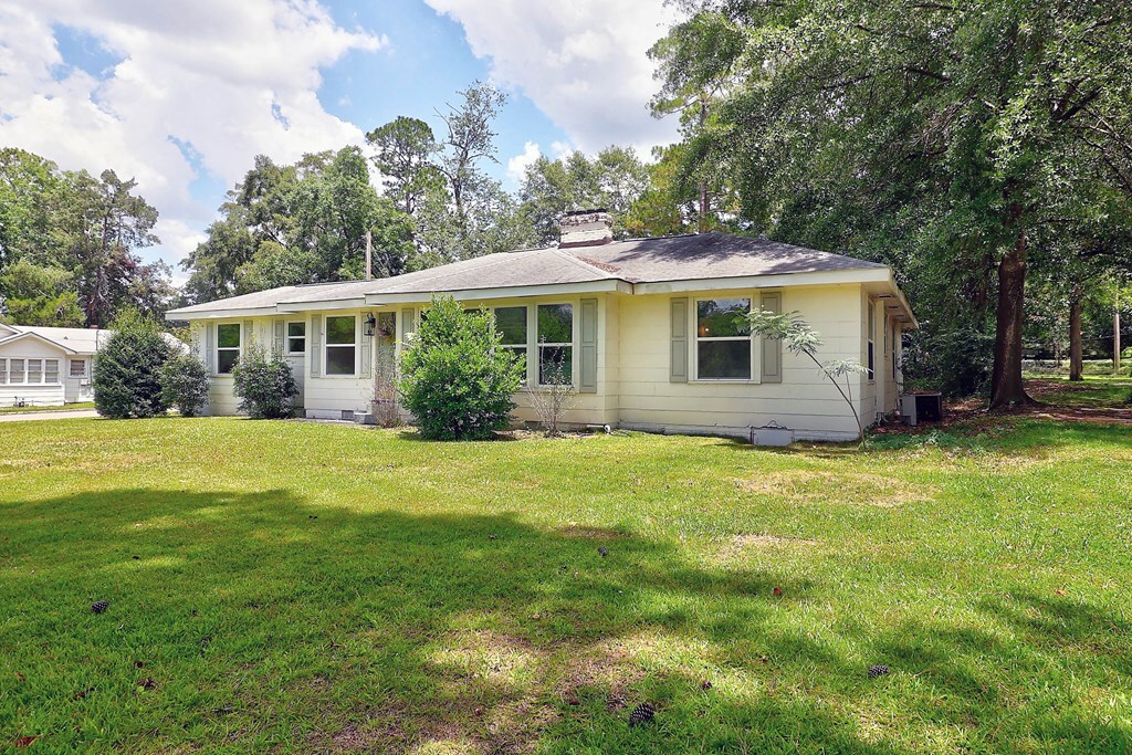 Property Photo: 907 Woodland Dr AL 36301