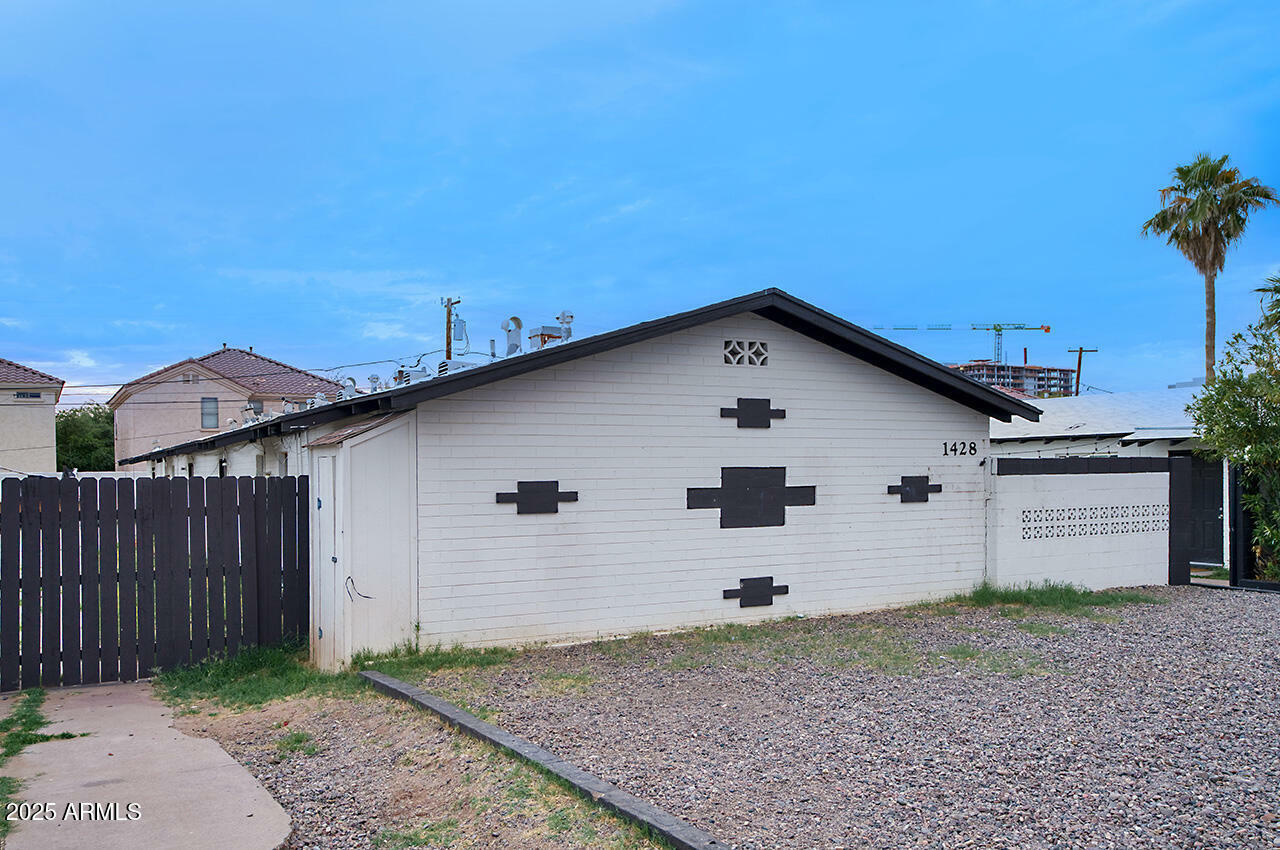 Property Photo: 1428 S Stanley Place AZ 85281