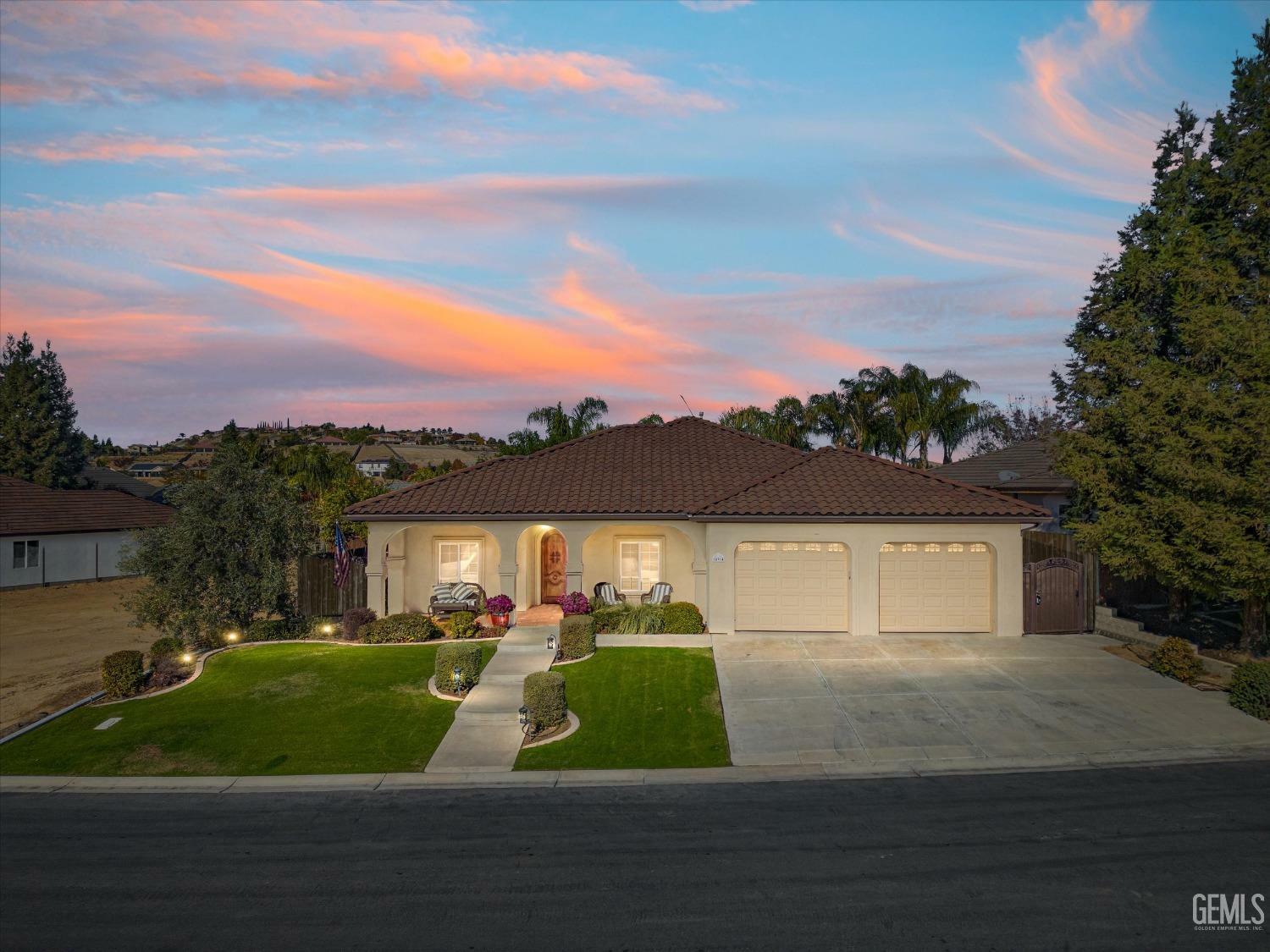 Property Photo: 14914 Colonia De Las Rosas CA 93306