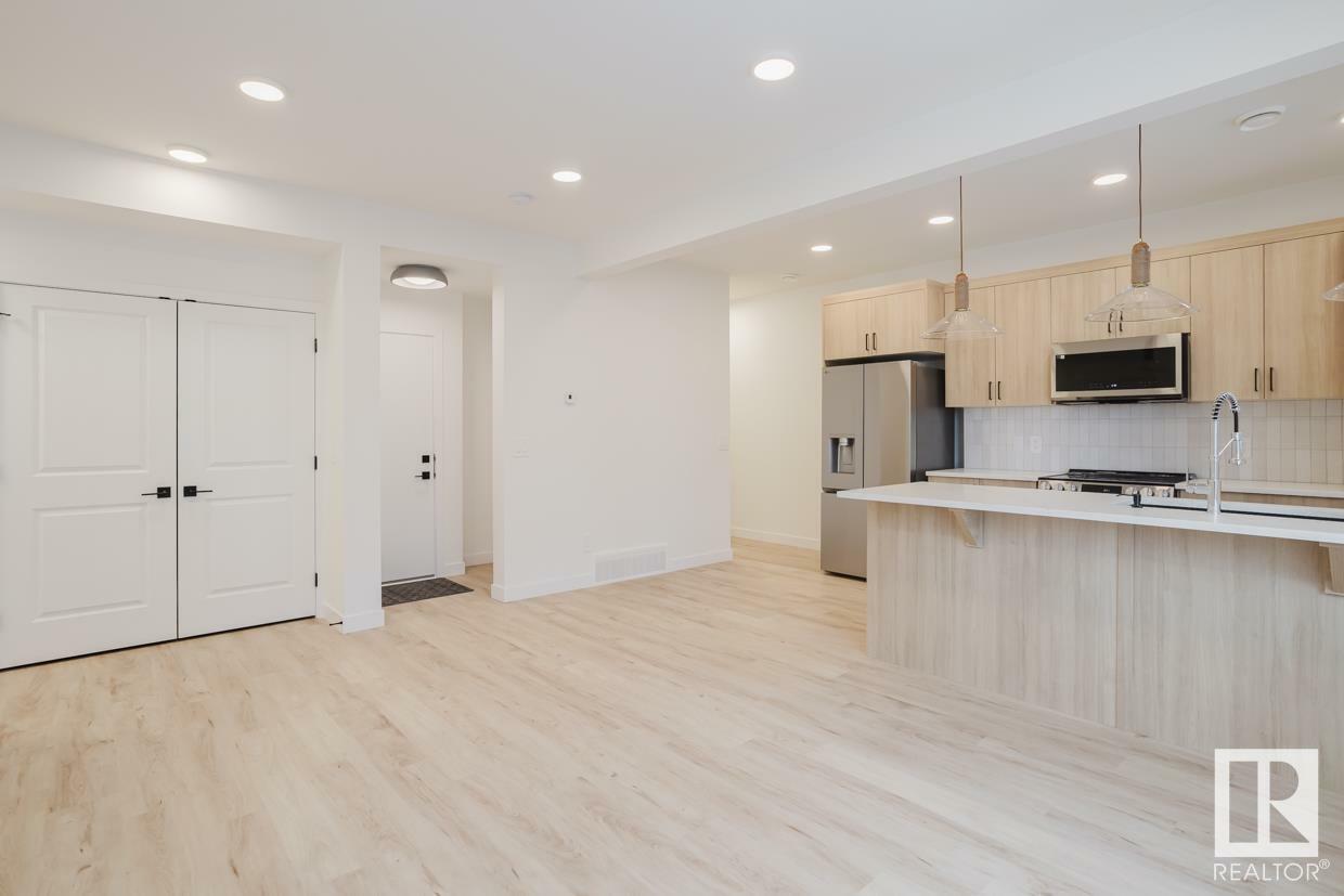 Property Photo: 16231 19 Avenue SW 17 AB T6W 5C6