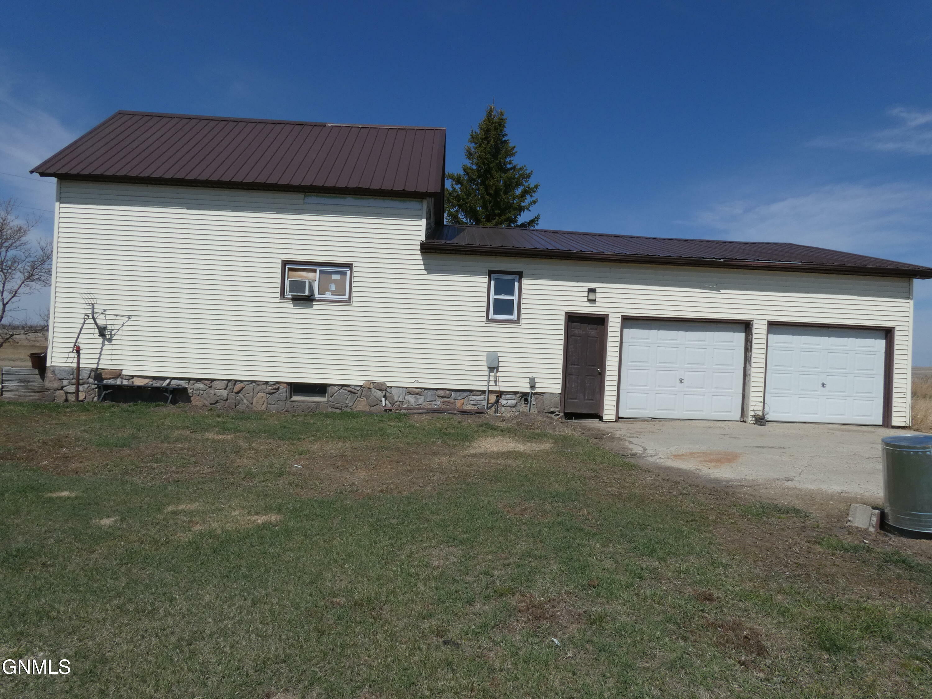 Property Photo: 630 6 Avenue NE ND 58463