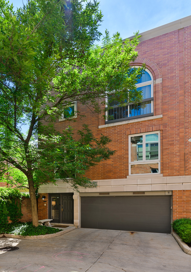 Property Photo: 2641 N Greenview Avenue IL 60614