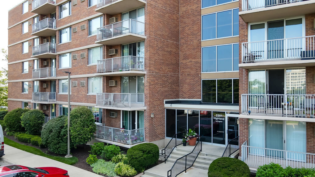 Property Photo: 2201 S Highland Avenue 5L IL 60148
