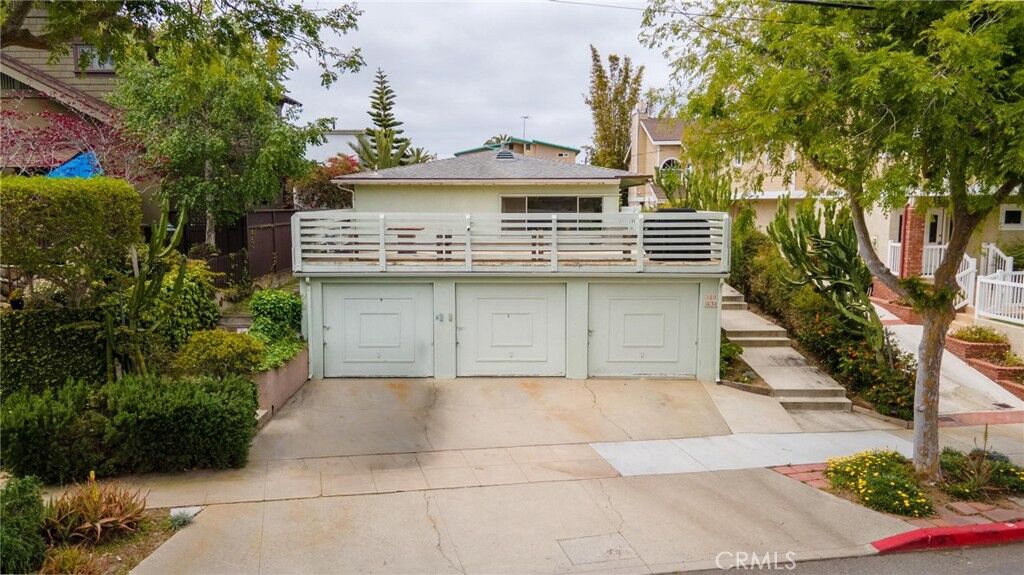 Property Photo: 103 Helberta N CA 90277