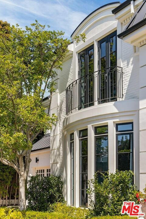 Property Photo:  610 N Canon Drive  CA 90210 