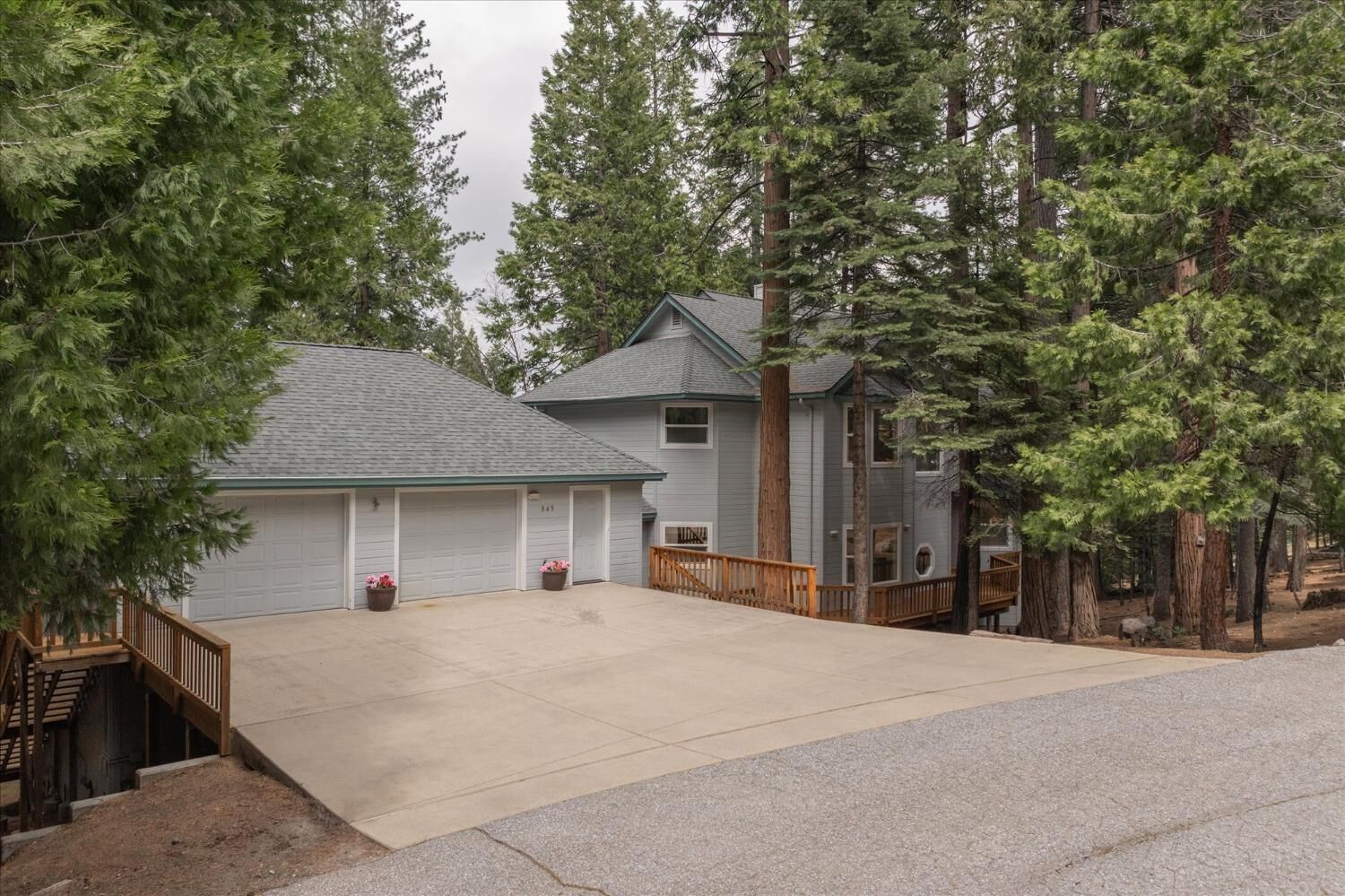 Property Photo:  845 Honey Court  CA 95247 