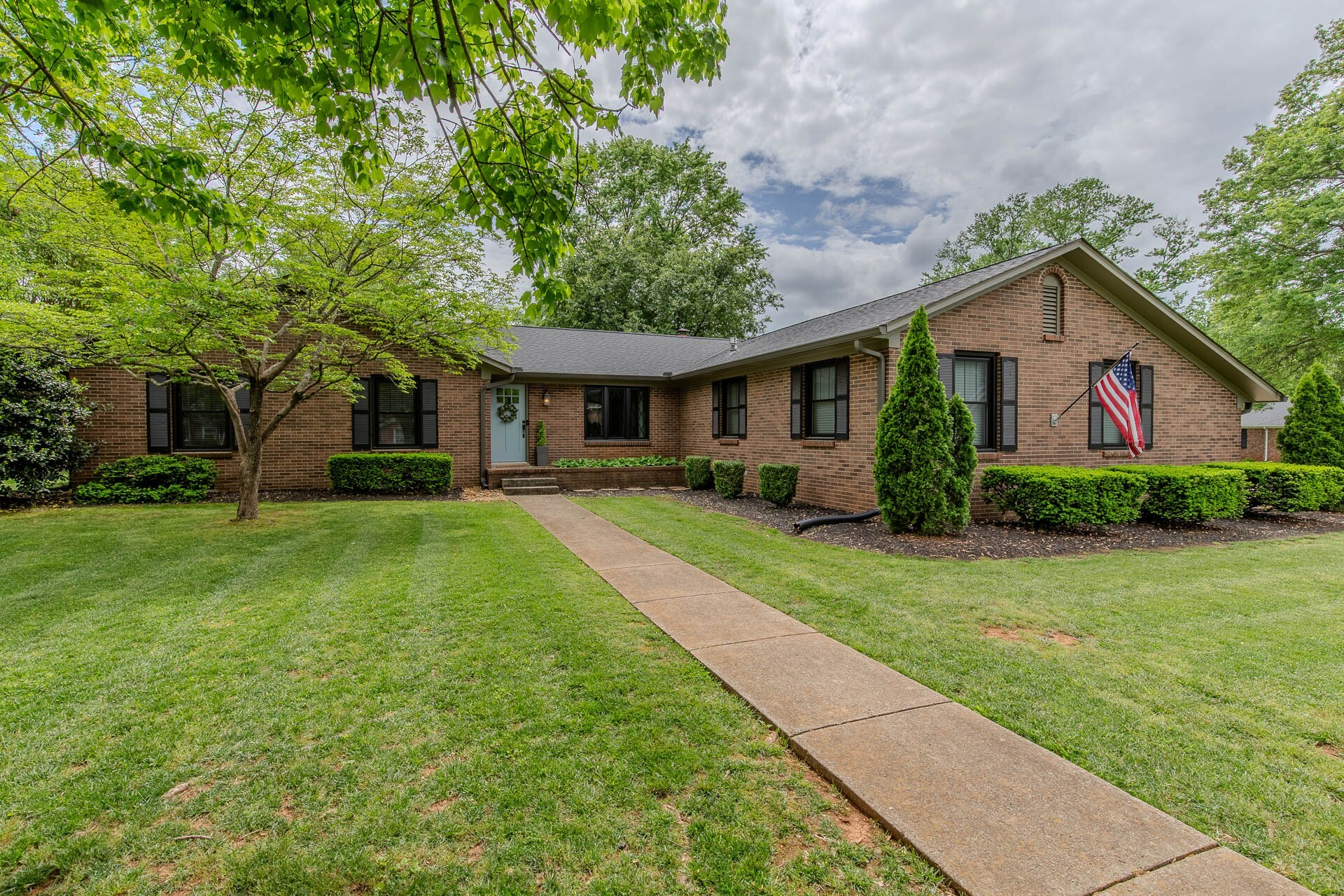 Property Photo: 1727 Saxony Ct TN 37129