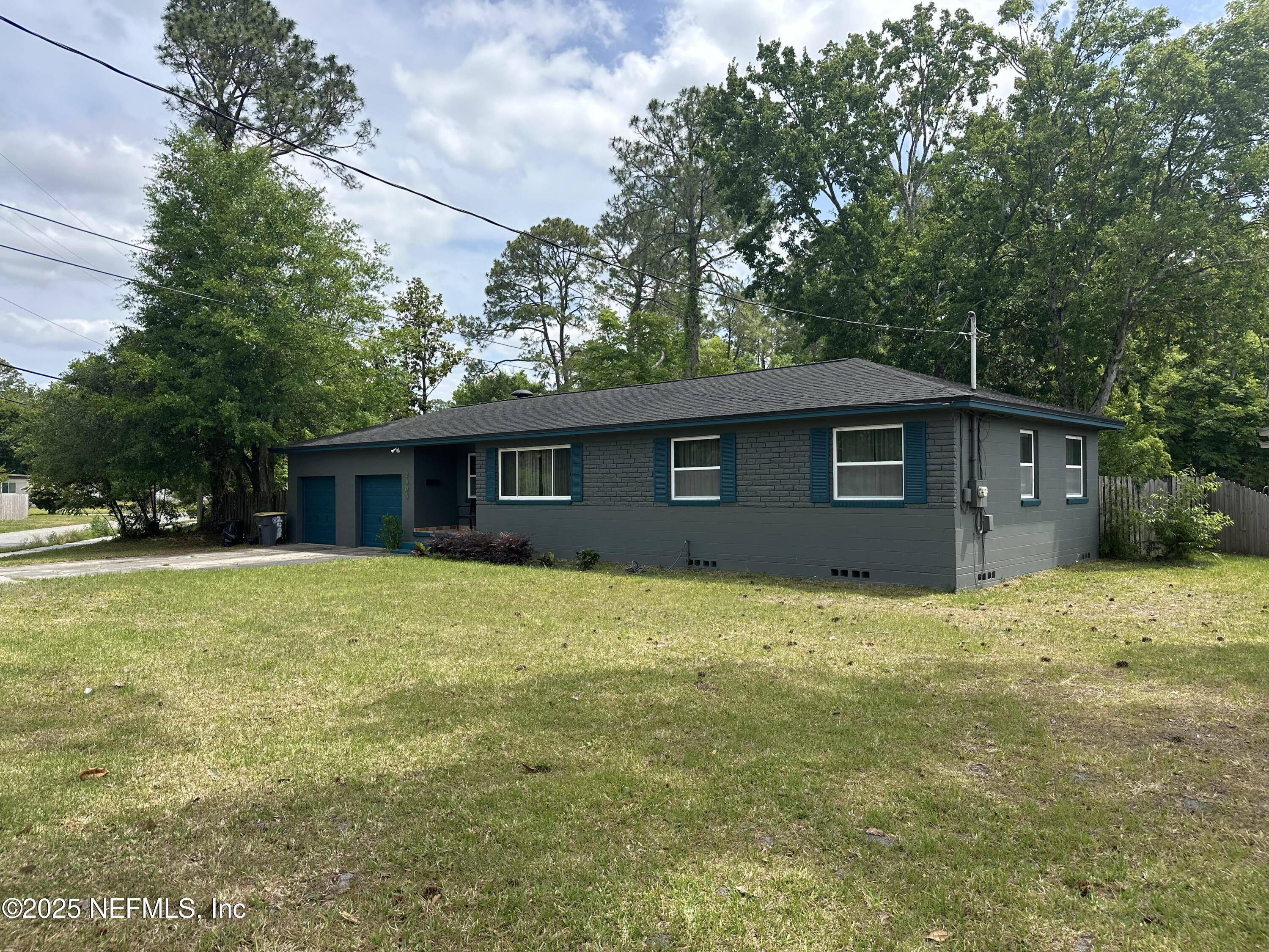Property Photo: 2403 Hirsch Avenue FL 32216